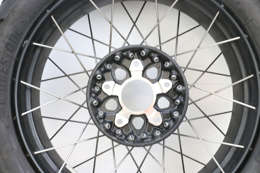 photo de HINTERRADFELGE UND REIFEN BMW R GS 1250 (2021 - 2024) - Ergänzendes Produktfoto