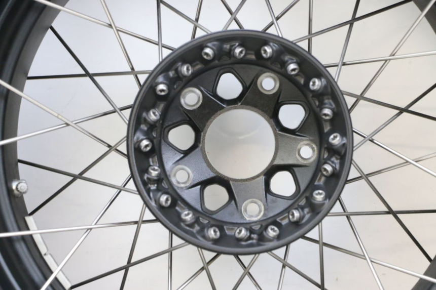 photo de HINTERRADFELGE UND REIFEN BMW R GS 1250 (2021 - 2024) - Zoom auf Gebrauchszustand