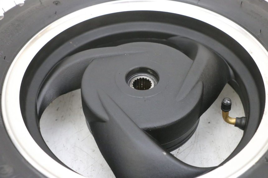 photo de HINTERRADFELGE UND REIFEN JM MOTORS SANTANA EVO 50 (2024 - 2026) - Zoom auf Komponenten