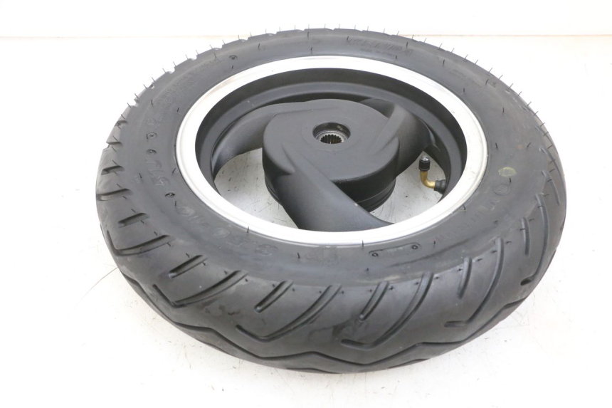 photo de HINTERRADFELGE UND REIFEN JM MOTORS SANTANA EVO 50 (2024 - 2026) - Hochauflösende Nahaufnahme