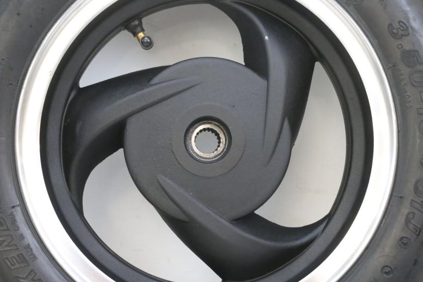 photo de HINTERRADFELGE UND REIFEN JM MOTORS SANTANA EVO 50 (2024 - 2026) - Zoom auf Gebrauchszustand