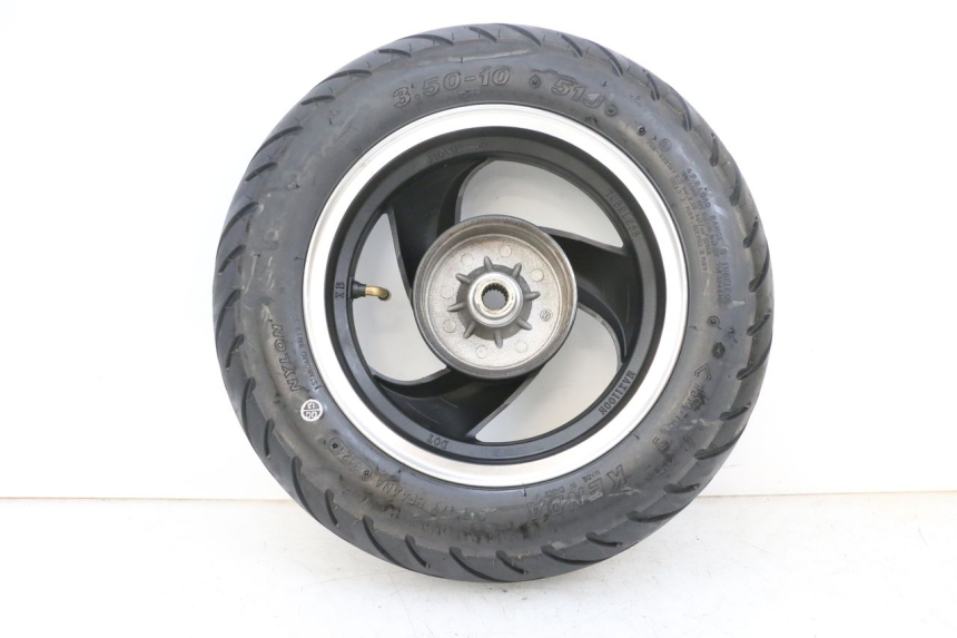 photo de HINTERRADFELGE UND REIFEN JM MOTORS SANTANA EVO 50 (2024 - 2026) - Oberflächenzustand und Material