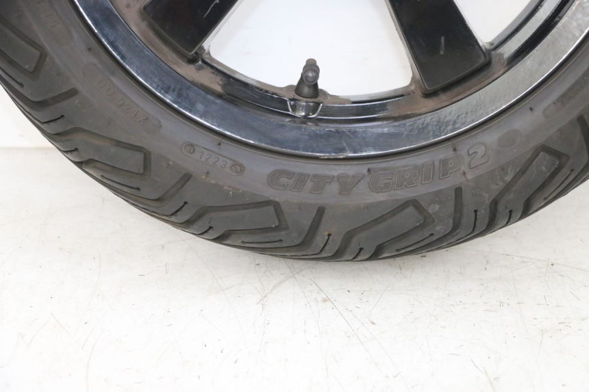 photo de HINTERRADFELGE UND REIFEN PEUGEOT SATELIS 125 (2013 - 2018) - Hochauflösende Nahaufnahme