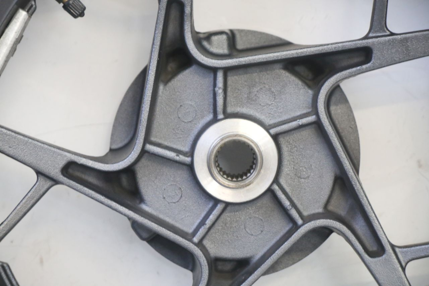 photo de HINTERRADFELGE UND REIFEN YAMAHA XMAX X-MAX 125 (2021 - 2025)