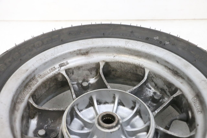 photo de HINTERRADFELGE UND REIFEN YAMAHA YP MAJESTY 125 (2002 - 2006) - Details der Befestigungspunkte