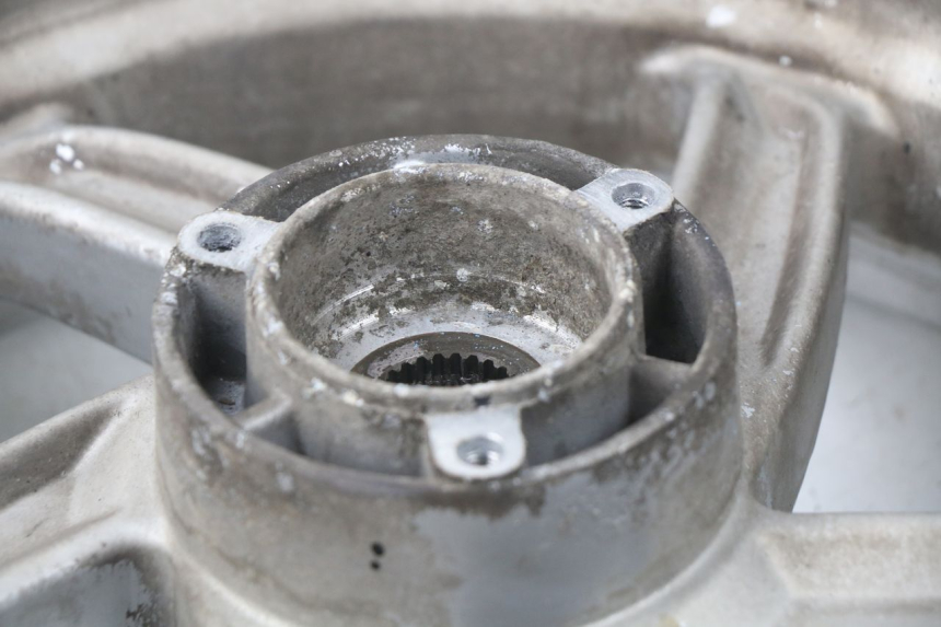 photo de HINTERRADFELGE APRILIA ATLANTIC 125 (2003 - 2009) - Details der Befestigungspunkte