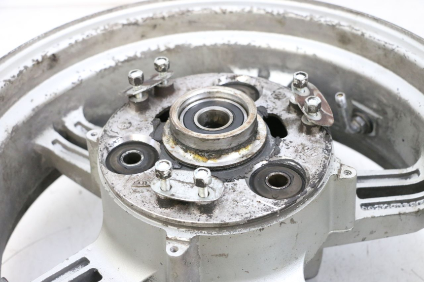 photo de HINTERRADFELGE SUZUKI BURGMAN EXECUTIVE ABS 650 (2006 - 2012) - Zoom auf Komponenten