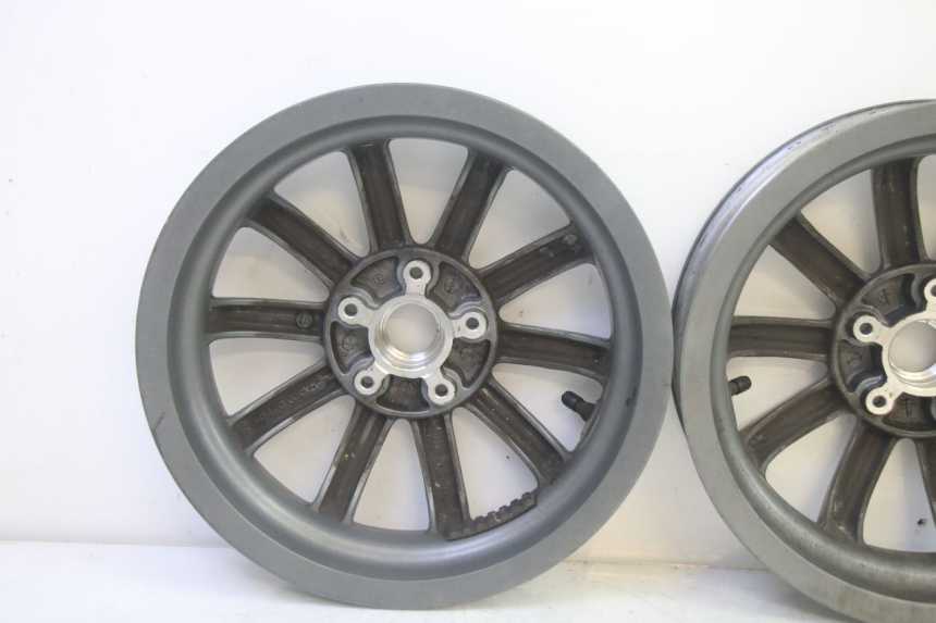 photo de VORDERRADFELGE PIAGGIO MP3 LT 400 (2007 - 2012) - Hochauflösende Nahaufnahme