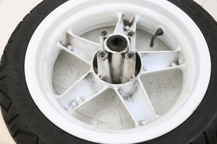 photo de VORDERRADFELGE UND REIFEN MBK BOOSTER SPIRIT NAKED 50 (2004 - 2017) - Details der Befestigungspunkte