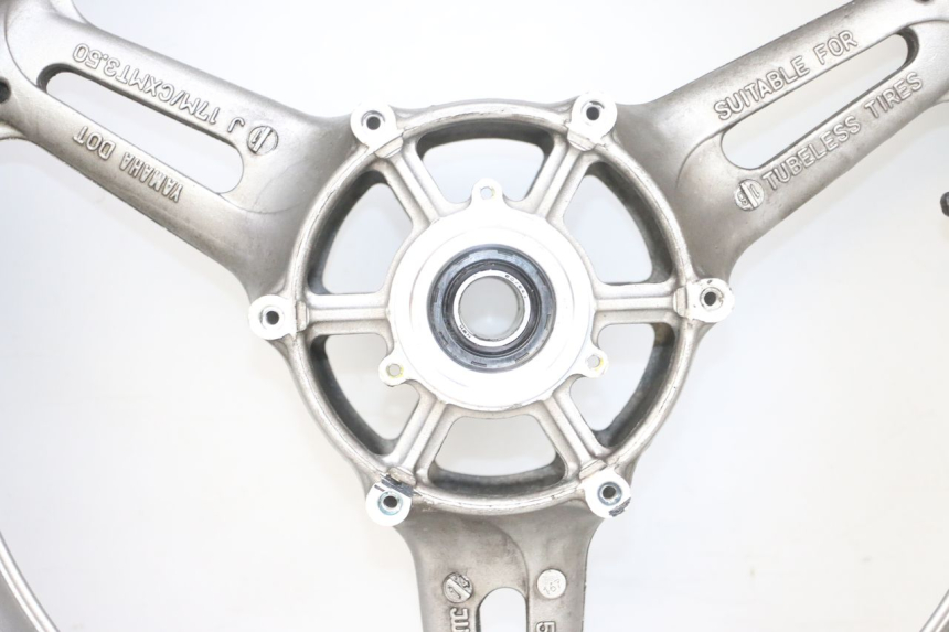 photo de VORDERRADFELGE UND REIFEN YAMAHA FJR ABS 1300 (2006 - 2012) - Detaillierte Sichtprüfung