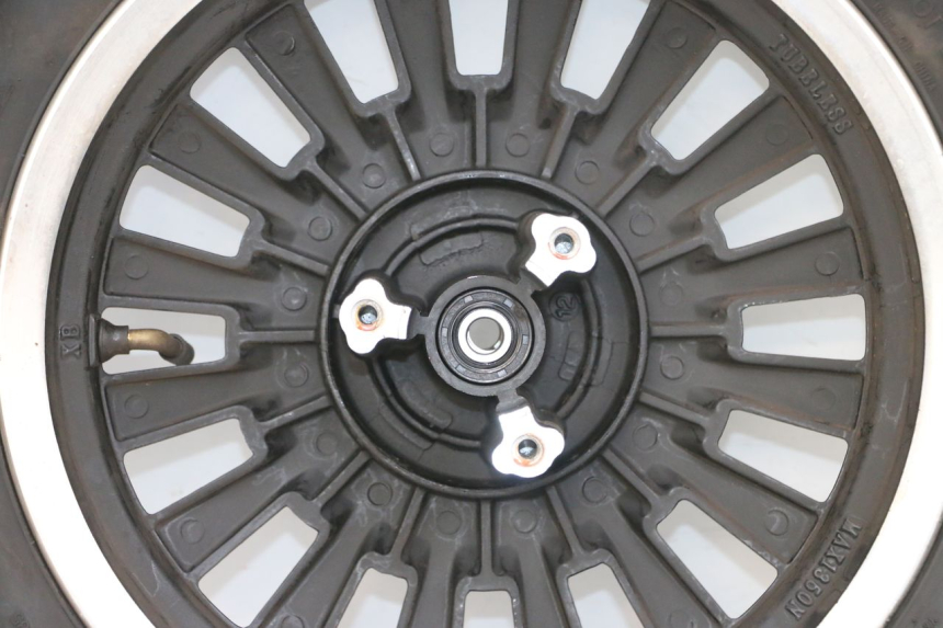 photo de VORDERRADFELGE UND REIFEN EFUN PUSA 1 - Hochauflösende Nahaufnahme