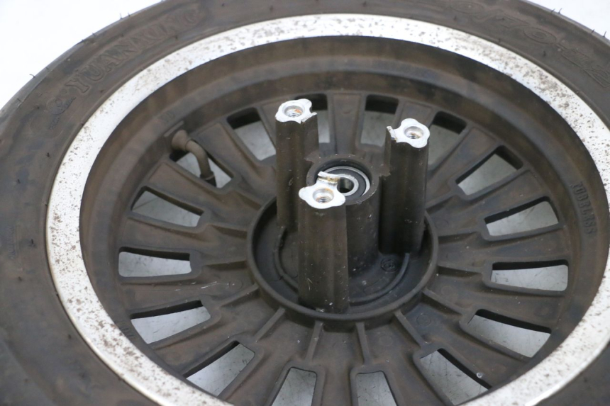 photo de VORDERRADFELGE UND REIFEN EFUN PUSA 1 - Details der Befestigungspunkte