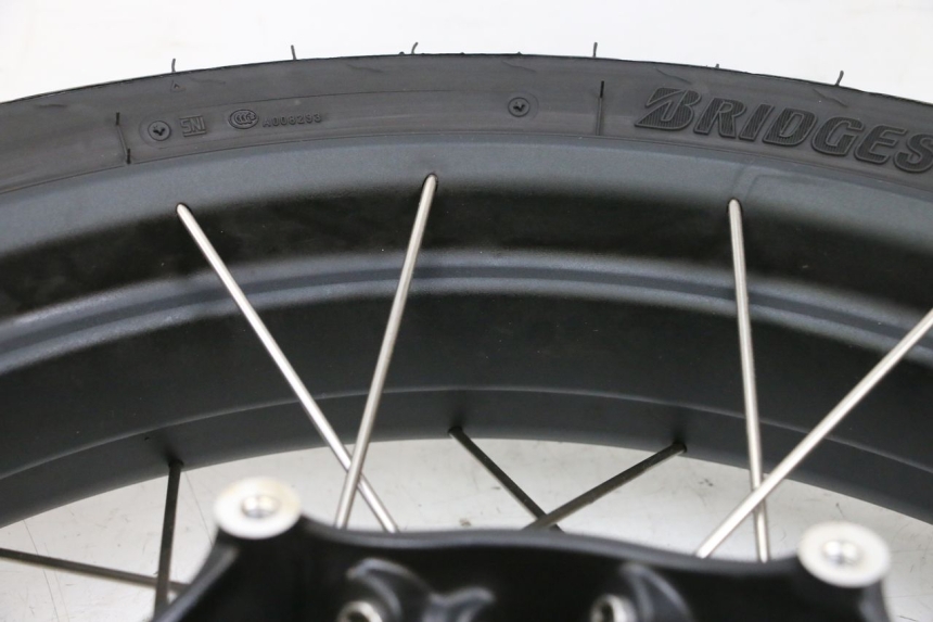 photo de VORDERRADFELGE UND REIFEN BMW R GS 1250 (2021 - 2024) - Details der Befestigungspunkte