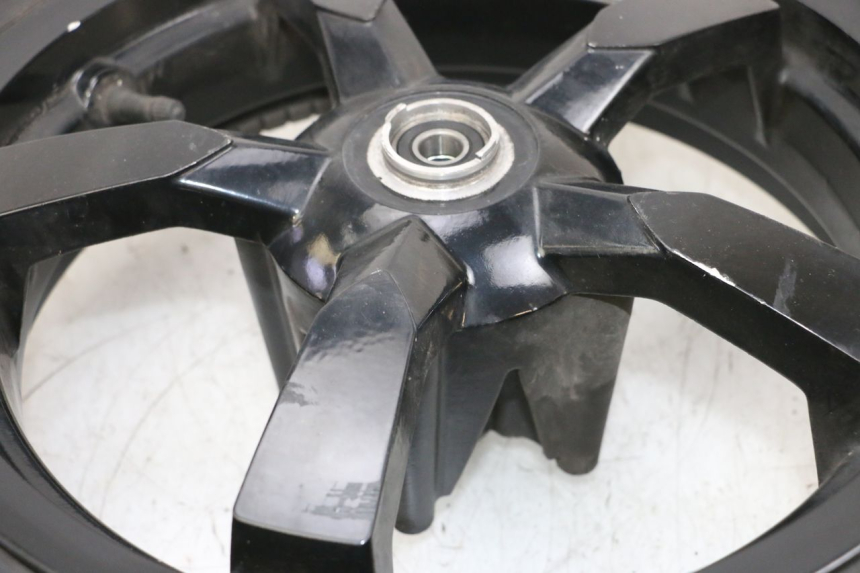 photo de VORDERRADFELGE UND REIFEN PEUGEOT SATELIS 125 (2013 - 2018) - Technische Nahaufnahme