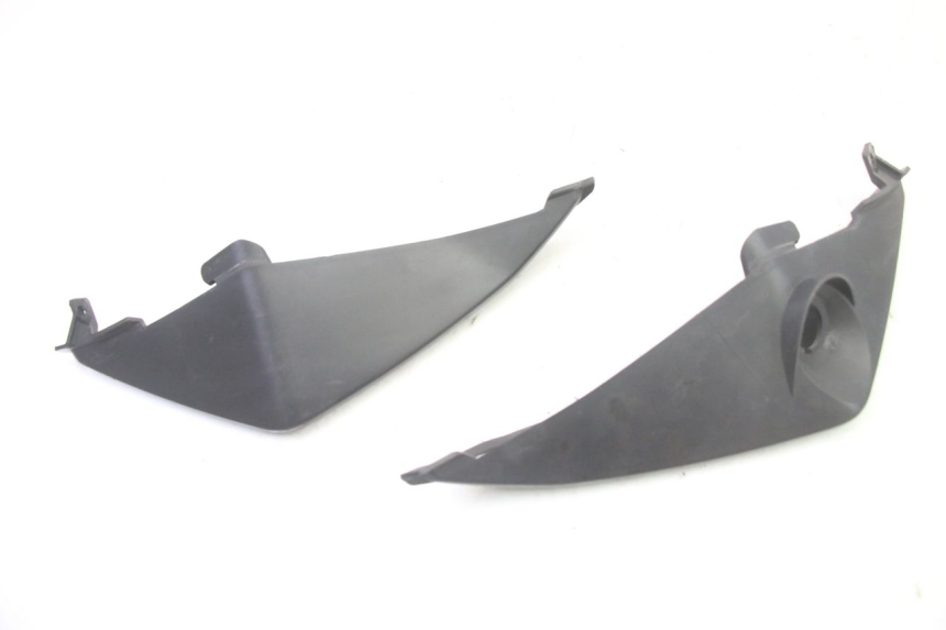 photo de VERKLEIDUNG HINTEN MITTE SUZUKI GSR 750 (2011 - 2017)