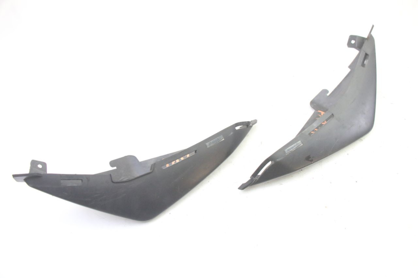 photo de VERKLEIDUNG HINTEN MITTE SUZUKI GSR 750 (2011 - 2017)