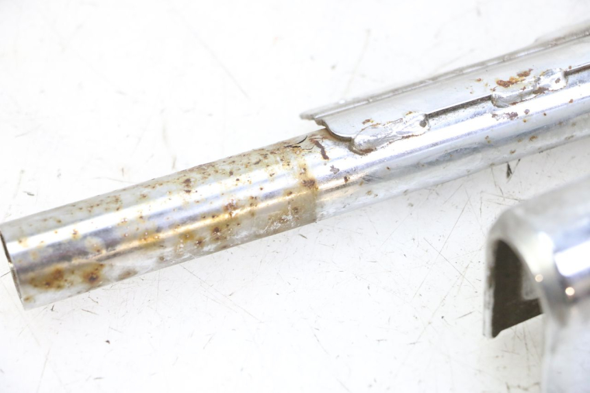 photo de VERKLEIDUNG HINTEN MITTE UNTER HYOSUNG GV AQUILA 125 (2000 - 2004)