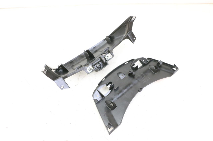photo de VERKLEIDUNG HINTEN MITTE UNTER PIAGGIO MP3 500 (2014 - 2016)