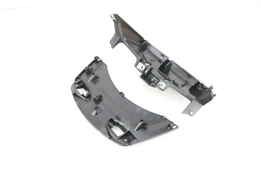 photo de VERKLEIDUNG HINTEN MITTE UNTER PIAGGIO MP3 500 (2014 - 2016)