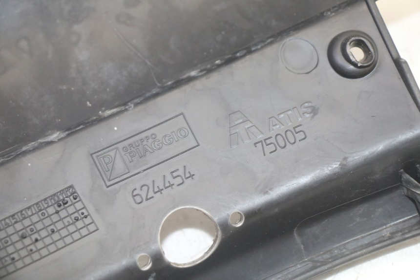 photo de VERKLEIDUNG HINTEN MITTE UNTER PIAGGIO MP3 RL 250 (2007 - 2010)