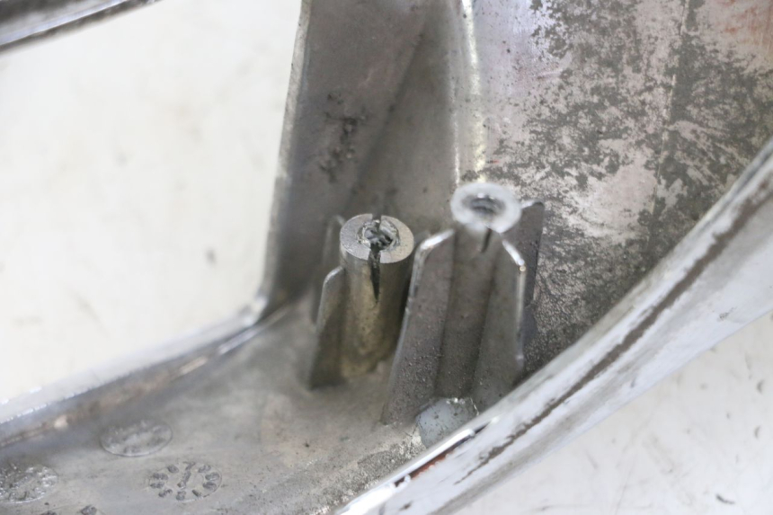 photo de VERKLEIDUNG HINTEN MITTE UNTER KYMCO LIKE 4T 50 (2019 - 2025) - Zoom auf Gebrauchszustand