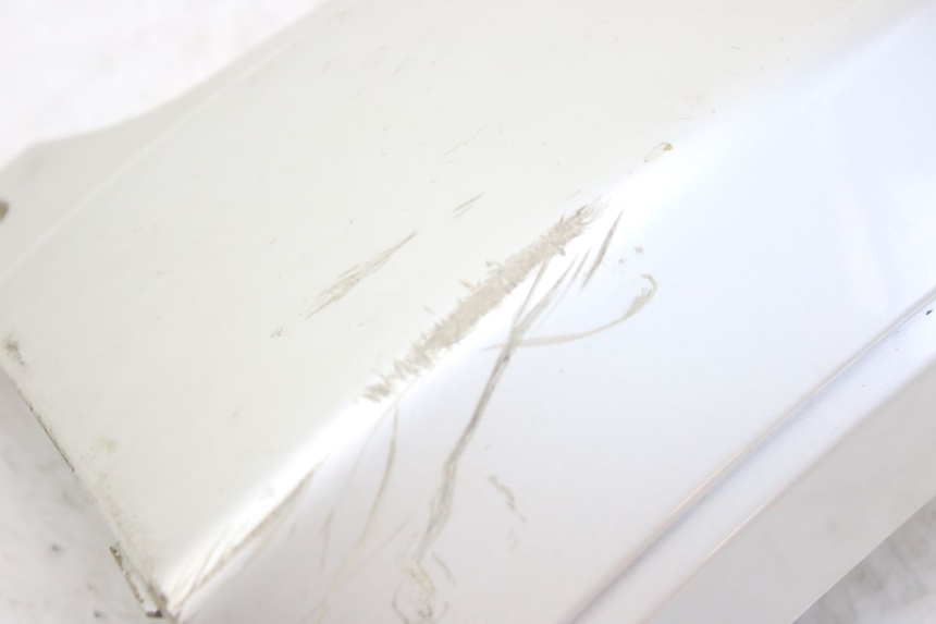 photo de UNTERE HINTERE VERKLEIDUNGSVERBINDUNG PEUGEOT SATELIS 125 (2010 - 2012)