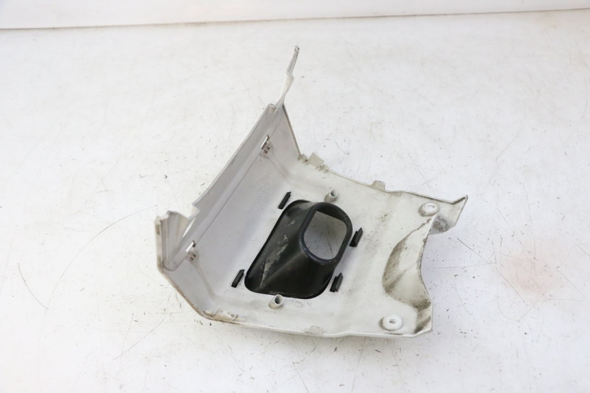 photo de UNTERE HINTERE VERKLEIDUNGSVERBINDUNG PEUGEOT SATELIS 125 (2010 - 2012)