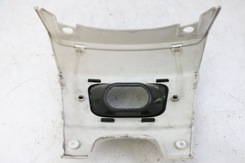 photo de UNTERE HINTERE VERKLEIDUNGSVERBINDUNG PEUGEOT SATELIS 125 (2010 - 2012)