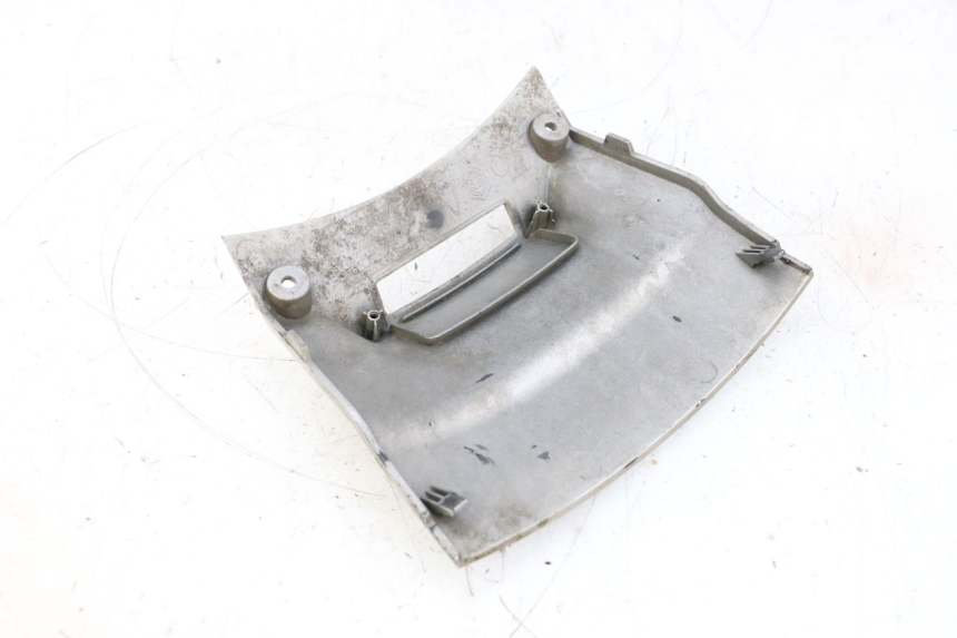 photo de VERKLEIDUNG HINTEN MITTE UNTER PIAGGIO X8 125 (2004 - 2007) - Zoom auf Gebrauchszustand