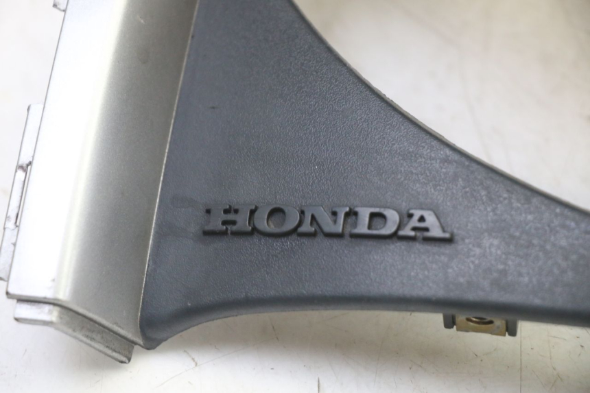 photo de VERKLEIDUNG HINTEN MITTE HONDA NTV DEAUVILLE 650 (2001 - 2006)