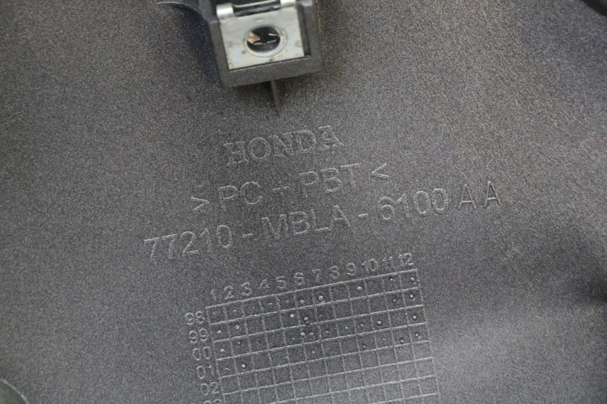photo de VERKLEIDUNG HINTEN MITTE HONDA NTV DEAUVILLE 650 (2001 - 2006)