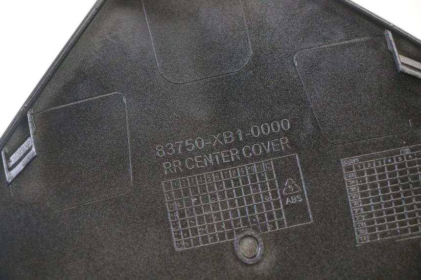 photo de VERKLEIDUNG HINTEN MITTE OBEN SYM ORBIT III 3 4T 50 (2021 - 2025)