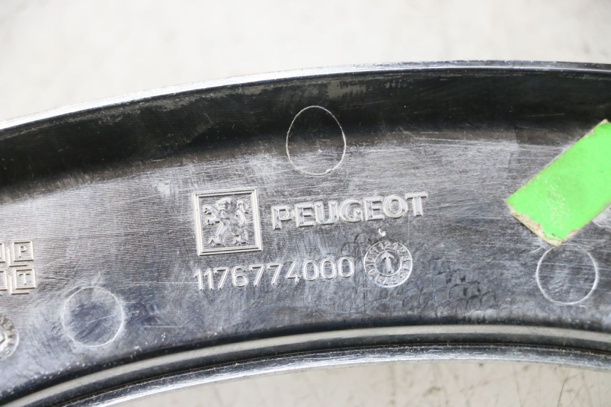photo de VERKLEIDUNG HINTEN MITTE OBEN PEUGEOT SATELIS 125 (2013 - 2018)