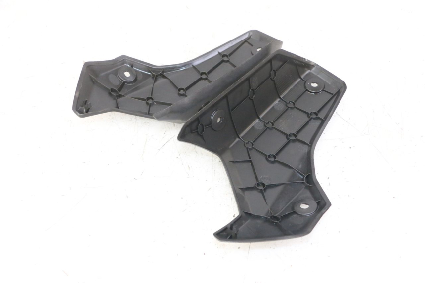 photo de VERKLEIDUNG HINTEN MITTE OBEN PEUGEOT STREETZONE I 2T 50 (2018 - 2020)