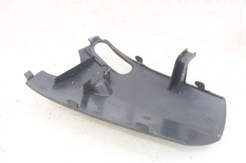 photo de UNTERE VERKLEIDUNG VORDERSEITE VERBINDUNG HONDA SCV LEAD 100 (2003 - 2007)