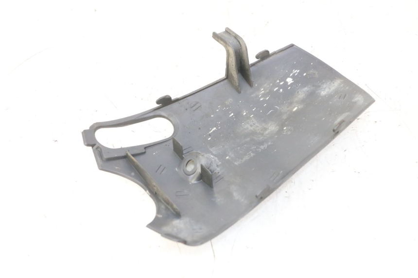 photo de UNTERE VERKLEIDUNG VORDERSEITE VERBINDUNG HONDA SCV LEAD 100 (2003 - 2007)