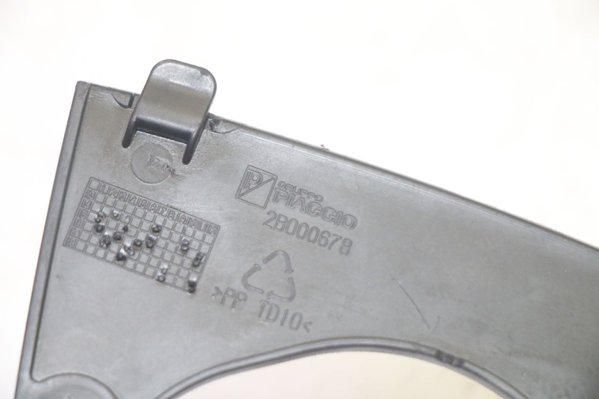 photo de VERKLEIDUNG VORNE MITTE PIAGGIO MP3 HPE 350 (2018 - 2020) - Technische Nahaufnahme