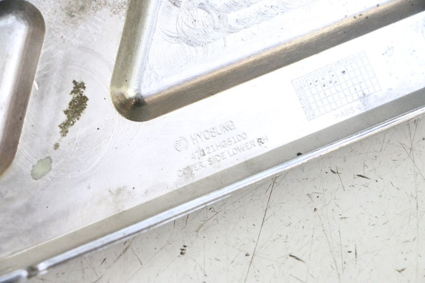 photo de TRITTBRETT VERKLEIDUNG MITTE RECHTS HYOSUNG GV AQUILA 125 (2000 - 2004)