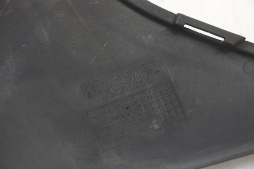 photo de TRITTBRETT VERKLEIDUNG MITTE RECHTS HONDA FES S-WING SWING ABS 125 (2007 - 2015)