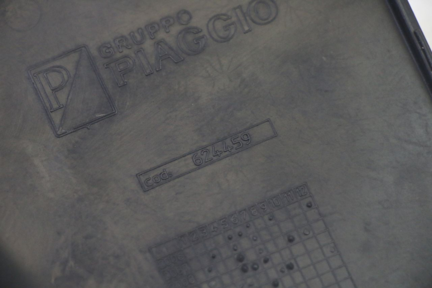 photo de TRITTBRETT VERKLEIDUNG MITTE RECHTS PIAGGIO MP3 500 (2011 - 2015)