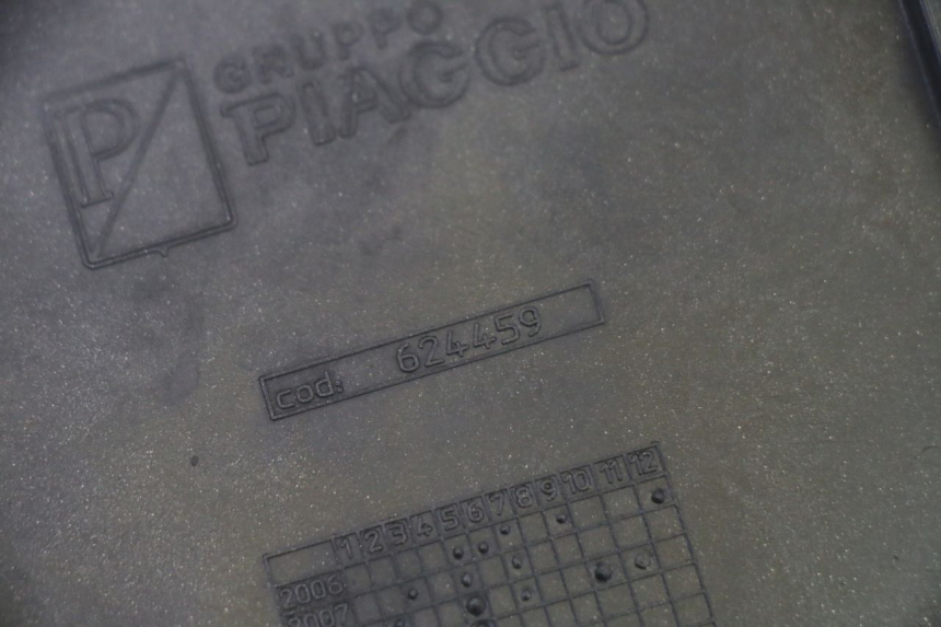 photo de TRITTBRETT VERKLEIDUNG MITTE RECHTS PIAGGIO MP3 RL 250 (2007 - 2010)