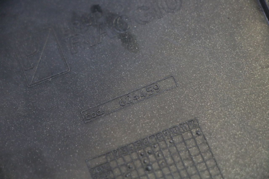 photo de TRITTBRETT VERKLEIDUNG MITTE RECHTS PIAGGIO MP3 RL 250 (2007 - 2010) - Details der Befestigungspunkte