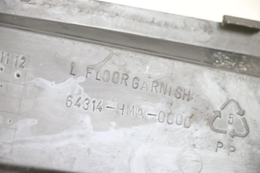 photo de TRITTBRETT VERKLEIDUNG MITTE LINKS SYM GTS EVO 125 (2009 - 2013) - Detailansicht des Bauteils