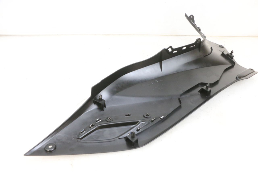 photo de TRITTBRETT VERKLEIDUNG MITTE LINKS YAMAHA TRICITY 300 (2020 - 2024) - Zoom auf Gebrauchszustand