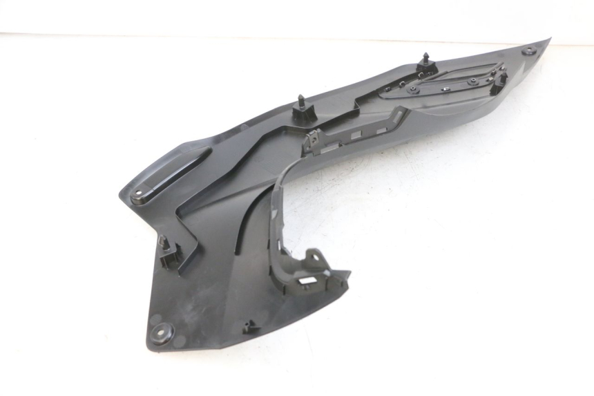 photo de TRITTBRETT VERKLEIDUNG MITTE LINKS YAMAHA TRICITY 300 (2020 - 2024) - Technische Nahaufnahme