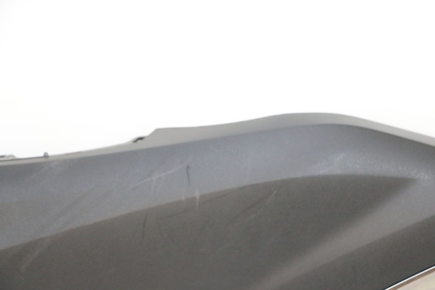 photo de TRITTBRETT VERKLEIDUNG MITTE LINKS YAMAHA TRICITY 300 (2020 - 2024) - Details der Befestigungspunkte