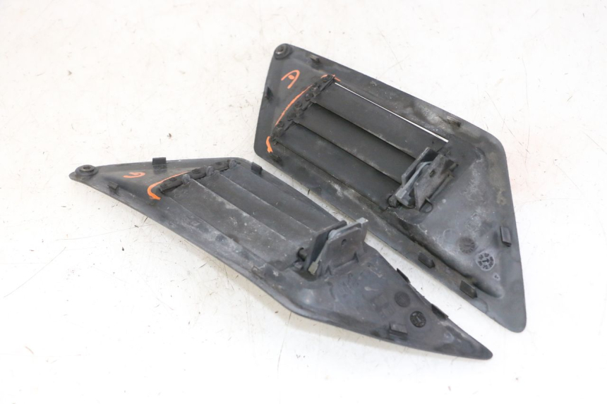 photo de TRITTBRETT VERKLEIDUNG MITTE GILERA NEXUS 300 (2008 - 2013)