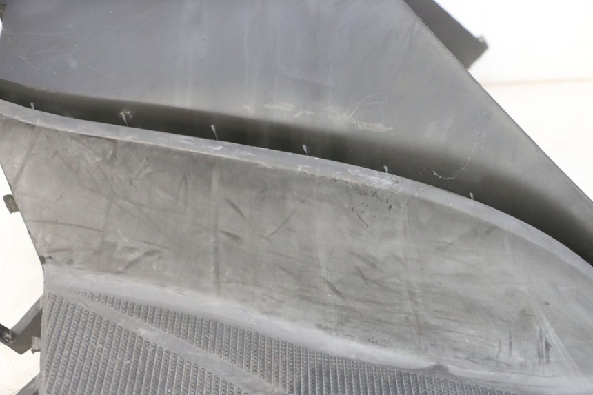 photo de TRITTBRETT VERKLEIDUNG MITTE YAMAHA YP MAJESTY 125 (2007 - 2010)