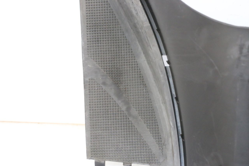 photo de TRITTBRETT VERKLEIDUNG MITTE YAMAHA YP MAJESTY 125 (2007 - 2010)