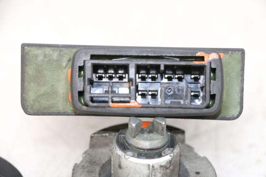 photo de SCHLOSS-SCHLÜSSEL-CDI-ZÜNDUNGSSCHLOSS PIAGGIO X8 125 (2004 - 2007) - Alternative Perspektive